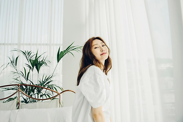 포토 JPG 우먼라이프 응시 여자 화분 여유 베개 아침 휴식 실내 한명 미소 사람 상반신 20대 성인 옆모습 공휴일 한국인 침대 커튼 창가 싱글 안식처 싱글라이프 성인여자한명만 소확행 국내포토 주간 1 라이프스타일 시선 기념일 감정 뷰포인트 가구 컨셉 창문 침구 표정 동양인 청년 내부 신조어 여자한명만 성인여자만 파일형식