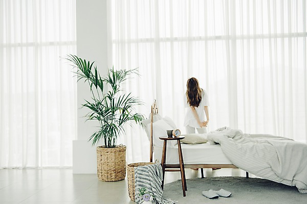 포토 JPG 우먼라이프 여자 화분 여유 탁자 아침 휴식 실내 실내화 한명 서기 사람 상반신 20대 성인 뒷모습 공휴일 카펫 한국인 침대 커튼 창가 싱글 기지개 빨래바구니 안식처 싱글라이프 성인여자한명만 소확행 국내포토 주간 1 라이프스타일 기념일 감정 뷰포인트 가구 신발 컨셉 창문 모션 동양인 청년 내부 바구니 빨래 신조어 여자한명만 성인여자만 파일형식