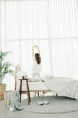 포토 JPG 전신 우먼라이프 여자 화분 여유 탁자 아침 휴식 실내 실내화 한명 서기 사람 20대 성인 뒷모습 공휴일 카펫 한국인 침대 커튼 창가 싱글 기지개 빨래바구니 안식처 싱글라이프 성인여자한명만 소확행 국내포토 주간 1 라이프스타일 기념일 감정 뷰포인트 가구 신발 컨셉 창문 모션 동양인 청년 내부 바구니 빨래 신조어 여자한명만 성인여자만 파일형식