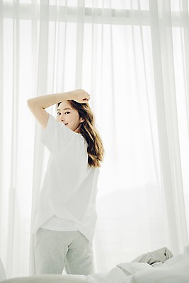포토 JPG 우먼라이프 응시 여자 아침 휴식 실내 한명 서기 미소 사람 상반신 20대 성인 뒷모습 공휴일 이불 한국인 커튼 뒤돌아보기 창가 즐거움 싱글 안식처 싱글라이프 성인여자한명만 소확행 국내포토 주간 1 라이프스타일 시선 기념일 감정 뷰포인트 컨셉 창문 침구 모션 표정 동양인 청년 내부 신조어 여자한명만 성인여자만 파일형식