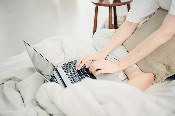 포토 JPG 우먼라이프 여자 쿠션 휴식 실내 한명 사람 20대 성인 신체부위 노트북 공휴일 이불 한국인 양손 침대 웹서핑 타이핑 싱글 안식처 싱글라이프 성인여자한명만 소확행 국내포토 1 라이프스타일 손 기념일 가구 컨셉 침구 동양인 청년 내부 전자제품 신조어 여자한명만 성인여자만 파일형식