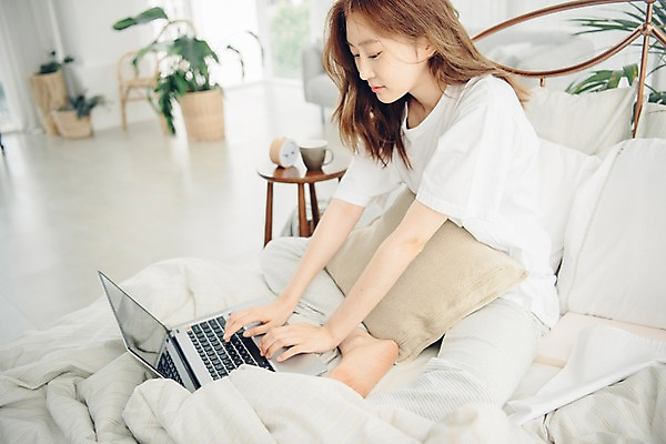 포토 JPG 전신 우먼라이프 응시 여자 쿠션 베개 아침 휴식 실내 한명 사람 앉기 20대 성인 옆모습 노트북 공휴일 한국인 침대 웹서핑 타이핑 싱글 안식처 싱글라이프 성인여자한명만 소확행 국내포토 주간 1 라이프스타일 시선 기념일 뷰포인트 가구 컨셉 침구 모션 동양인 청년 내부 전자제품 신조어 여자한명만 성인여자만 파일형식