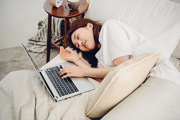 포토 JPG 우먼라이프 여자 쿠션 베개 탁자 아침 휴식 실내 한명 사람 상반신 20대 성인 옆모습 노트북 공휴일 눕기 눈감음 이불 한국인 침대 잠 싱글 안식처 싱글라이프 성인여자한명만 소확행 국내포토 주간 1 라이프스타일 기념일 뷰포인트 가구 컨셉 침구 모션 동양인 청년 내부 전자제품 신조어 여자한명만 성인여자만 파일형식