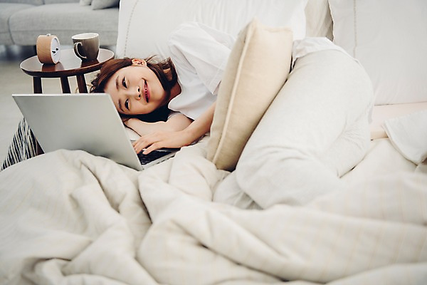 포토 JPG 전신 우먼라이프 응시 여자 쿠션 베개 탁자 아침 휴식 실내 한명 미소 웃음 사람 20대 성인 옆모습 노트북 공휴일 눕기 이불 한국인 침대 웹서핑 싱글 안식처 싱글라이프 성인여자한명만 소확행 국내포토 주간 1 라이프스타일 시선 기념일 뷰포인트 가구 컨셉 침구 모션 표정 동양인 청년 내부 전자제품 신조어 여자한명만 성인여자만 파일형식