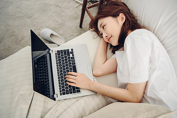 포토 JPG 우먼라이프 응시 여자 베개 아침 휴식 실내 한명 미소 사람 상반신 20대 성인 옆모습 노트북 공휴일 하이앵글 눕기 이불 한국인 침대 웹서핑 싱글 안식처 싱글라이프 성인여자한명만 소확행 국내포토 주간 1 라이프스타일 시선 기념일 뷰포인트 가구 컨셉 침구 모션 표정 동양인 청년 내부 전자제품 신조어 여자한명만 성인여자만 파일형식 자연요소 생활용품 인종 이벤트 생활 여자만 성인만 유행어 유행 오브젝트