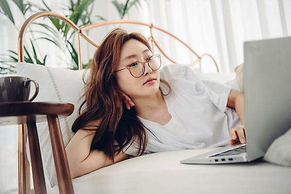 포토 JPG 우먼라이프 응시 여자 베개 탁자 아침 휴식 실내 한명 사람 상반신 20대 성인 노트북 공휴일 눕기 턱괴기 한국인 머그컵 침대 웹서핑 싱글 안식처 싱글라이프 성인여자한명만 안경낌 소확행 국내포토 주간 1 라이프스타일 시선 기념일 안경 가구 컨셉 침구 모션 동양인 청년 내부 컵 전자제품 신조어 여자한명만 성인여자만 파일형식