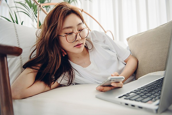 포토 JPG 우먼라이프 응시 여자 쿠션 베개 아침 휴식 실내 한명 사람 근접촬영 상반신 20대 성인 노트북 스마트폰 공휴일 눕기 한국인 침대 웹서핑 싱글 안식처 싱글라이프 성인여자한명만 안경낌 소확행 국내포토 주간 1 라이프스타일 시선 기념일 안경 뷰포인트 가구 컨셉 침구 모션 동양인 청년 내부 전자제품 핸드폰 스마트기기 신조어 여자한명만 성인여자만 파일형식