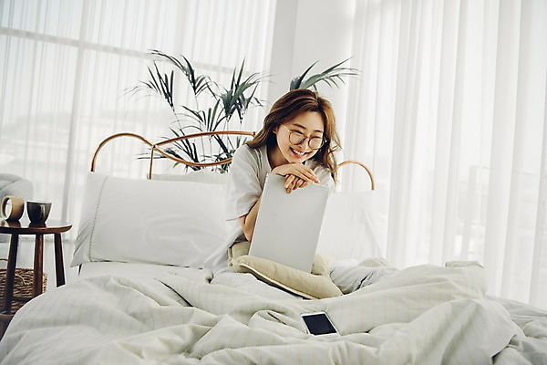 포토 JPG 전신 우먼라이프 응시 여자 쿠션 베개 아침 휴식 실내 한명 미소 웃음 사람 앉기 20대 성인 노트북 스마트폰 공휴일 한국인 침대 커튼 싱글 안식처 싱글라이프 성인여자한명만 안경낌 소확행 국내포토 주간 1 라이프스타일 시선 기념일 안경 가구 컨셉 침구 모션 표정 동양인 청년 내부 전자제품 핸드폰 스마트기기 신조어 여자한명만 성인여자만 파일형식