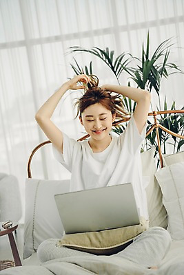 포토 JPG 전신 우먼라이프 여자 베개 아침 휴식 실내 한명 미소 웃음 사람 앉기 20대 성인 앞모습 노트북 공휴일 한국인 침대 웹서핑 즐거움 싱글 머리손질 안식처 싱글라이프 성인여자한명만 소확행 국내포토 주간 1 라이프스타일 기념일 감정 뷰포인트 가구 컨셉 침구 모션 표정 동양인 청년 내부 전자제품 뷰티 신조어 여자한명만 성인여자만 파일형식 자연요소 생활용품 인종 이벤트 생활 여자만 성인만 유행어 유행 오브젝트