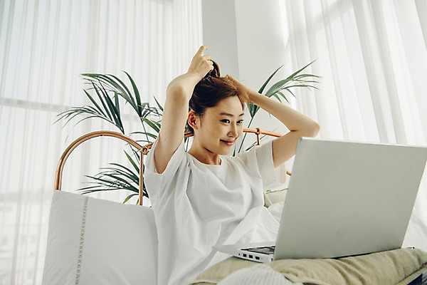 포토 JPG 우먼라이프 응시 여자 쿠션 베개 아침 휴식 실내 한명 미소 사람 앉기 상반신 20대 성인 옆모습 노트북 공휴일 한국인 침대 웹서핑 커튼 싱글 머리손질 안식처 싱글라이프 성인여자한명만 소확행 국내포토 주간 1 라이프스타일 시선 기념일 뷰포인트 가구 컨셉 침구 모션 표정 동양인 청년 내부 전자제품 뷰티 신조어 여자한명만 성인여자만 파일형식