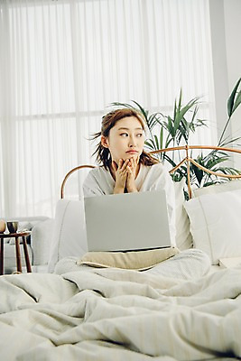 포토 JPG 우먼라이프 응시 여자 베개 아침 휴식 실내 한명 사람 앉기 상반신 20대 성인 옆모습 노트북 공휴일 이불 한국인 침대 웹서핑 싱글 안식처 싱글라이프 성인여자한명만 소확행 국내포토 주간 1 라이프스타일 시선 기념일 뷰포인트 가구 컨셉 침구 모션 동양인 청년 내부 전자제품 신조어 여자한명만 성인여자만 파일형식