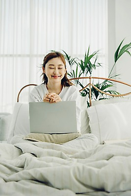 포토 JPG 우먼라이프 여자 베개 아침 휴식 실내 한명 미소 사람 앉기 상반신 20대 성인 앞모습 노트북 공휴일 눈감음 한국인 침대 웹서핑 싱글 안식처 싱글라이프 성인여자한명만 소확행 국내포토 주간 1 라이프스타일 기념일 뷰포인트 가구 컨셉 침구 모션 표정 동양인 청년 내부 전자제품 신조어 여자한명만 성인여자만 파일형식 자연요소 생활용품 인종 이벤트 생활 여자만 성인만 유행어 유행 오브젝트