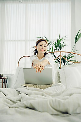 포토 JPG 우먼라이프 응시 여자 베개 아침 휴식 실내 한명 미소 사람 앉기 상반신 20대 성인 앞모습 노트북 공휴일 이불 한국인 침대 웹서핑 커튼 싱글 안식처 싱글라이프 성인여자한명만 소확행 국내포토 주간 1 라이프스타일 시선 기념일 뷰포인트 가구 컨셉 침구 모션 표정 동양인 청년 내부 전자제품 신조어 여자한명만 성인여자만 파일형식 자연요소 생활용품 인종 이벤트 생활 여자만 성인만 유행어 유행 오브젝트