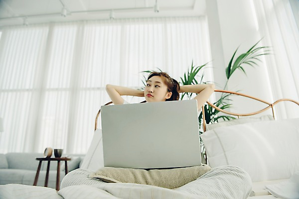 포토 JPG 우먼라이프 응시 여자 베개 아침 휴식 실내 한명 사람 앉기 상반신 20대 성인 앞모습 노트북 공휴일 이불 한국인 침대 웹서핑 커튼 싱글 안식처 싱글라이프 성인여자한명만 소확행 국내포토 주간 1 라이프스타일 시선 기념일 뷰포인트 가구 컨셉 침구 모션 동양인 청년 내부 전자제품 신조어 여자한명만 성인여자만 파일형식