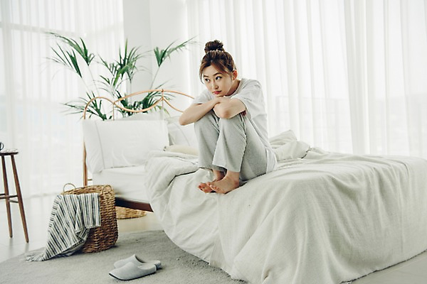 포토 JPG 전신 우먼라이프 응시 여자 베개 아침 휴식 실내 실내화 한명 사람 앉기 20대 성인 옆모습 공휴일 카펫 이불 한국인 침대 커튼 싱글 게으름 빨래바구니 안식처 싱글라이프 성인여자한명만 소확행 국내포토 주간 1 라이프스타일 시선 기념일 뷰포인트 가구 신발 컨셉 침구 모션 동양인 청년 내부 바구니 빨래 신조어 여자한명만 성인여자만 파일형식