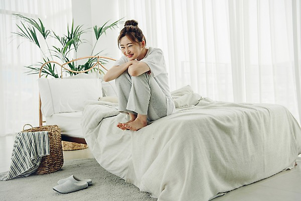 포토 JPG 전신 우먼라이프 응시 여자 베개 아침 휴식 실내 실내화 한명 미소 웃음 사람 앉기 20대 성인 옆모습 공휴일 카펫 이불 한국인 침대 커튼 싱글 게으름 빨래바구니 안식처 싱글라이프 성인여자한명만 소확행 국내포토 주간 1 라이프스타일 시선 기념일 뷰포인트 가구 신발 컨셉 침구 모션 표정 동양인 청년 내부 바구니 빨래 신조어 여자한명만 성인여자만 파일형식