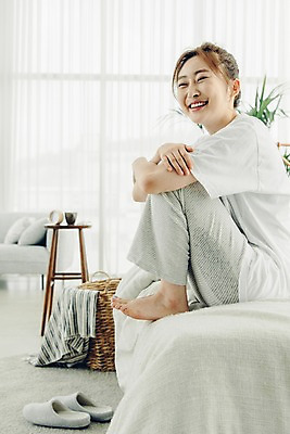 포토 JPG 전신 우먼라이프 응시 여자 아침 휴식 실내 실내화 한명 미소 웃음 사람 앉기 20대 성인 옆모습 공휴일 카펫 한국인 침대 싱글 게으름 안식처 싱글라이프 성인여자한명만 소확행 국내포토 주간 1 라이프스타일 시선 기념일 뷰포인트 가구 신발 컨셉 모션 표정 동양인 청년 내부 신조어 여자한명만 성인여자만 파일형식