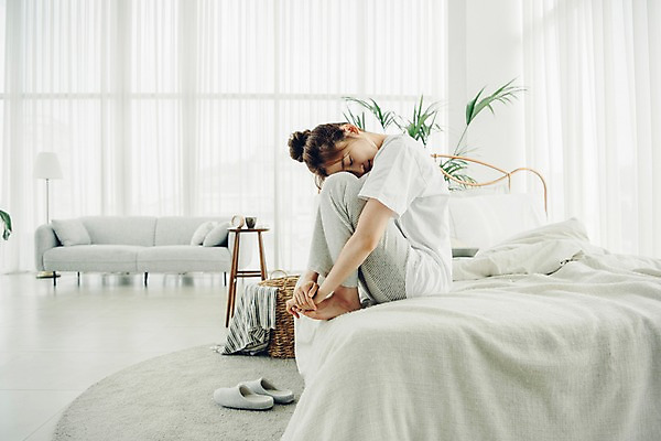 포토 JPG 전신 우먼라이프 여자 베개 아침 휴식 실내 실내화 고개숙이기 한명 사람 앉기 20대 성인 옆모습 공휴일 소파 눈감음 카펫 이불 한국인 침대 커튼 싱글 게으름 안식처 싱글라이프 성인여자한명만 소확행 국내포토 주간 1 라이프스타일 기념일 뷰포인트 가구 신발 컨셉 의자 침구 모션 숙이기 동양인 청년 내부 신조어 여자한명만 성인여자만 파일형식