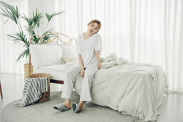 포토 JPG 전신 우먼라이프 응시 여자 화분 베개 아침 휴식 실내 실내화 한명 사람 앉기 20대 성인 앞모습 공휴일 카펫 이불 한국인 침대 커튼 싱글 게으름 빨래바구니 안식처 싱글라이프 성인여자한명만 소확행 국내포토 주간 1 라이프스타일 시선 기념일 뷰포인트 가구 신발 컨셉 침구 모션 동양인 청년 내부 바구니 빨래 신조어 여자한명만 성인여자만 파일형식