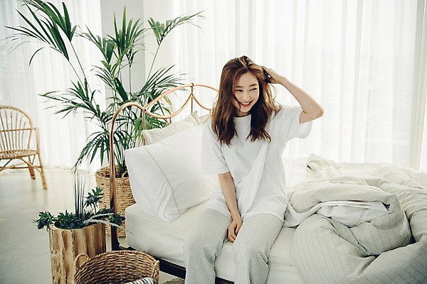 포토 JPG 우먼라이프 응시 여자 화분 베개 아침 휴식 실내 한명 미소 사람 앉기 상반신 20대 성인 앞모습 공휴일 이불 한국인 침대 싱글 게으름 안식처 싱글라이프 성인여자한명만 소확행 국내포토 주간 1 라이프스타일 시선 기념일 뷰포인트 가구 컨셉 침구 모션 표정 동양인 청년 내부 신조어 여자한명만 성인여자만 파일형식