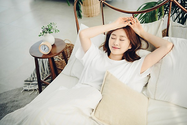 포토 JPG 우먼라이프 여자 베개 탁자 아침 휴식 실내 한명 미소 사람 상반신 20대 성인 공휴일 하이앵글 눕기 손들기 눈감음 이불 한국인 침대 싱글 게으름 안식처 싱글라이프 성인여자한명만 소확행 국내포토 주간 1 라이프스타일 기념일 뷰포인트 가구 컨셉 침구 모션 표정 동양인 청년 내부 신조어 여자한명만 성인여자만 파일형식