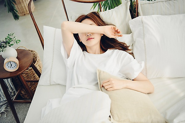 포토 JPG 우먼라이프 여자 쿠션 베개 탁자 아침 휴식 실내 한명 사람 상반신 20대 성인 앞모습 공휴일 하이앵글 눕기 이불 한국인 침대 싱글 게으름 얼굴가리기 안식처 싱글라이프 성인여자한명만 소확행 국내포토 주간 1 라이프스타일 기념일 뷰포인트 가구 컨셉 침구 모션 동양인 청년 내부 가림 신조어 여자한명만 성인여자만 파일형식