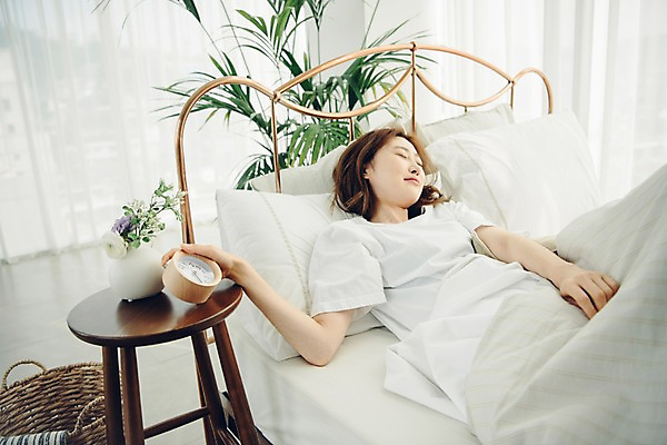 포토 JPG 우먼라이프 여자 베개 탁자 아침 휴식 실내 한명 사람 상반신 20대 성인 공휴일 하이앵글 눕기 눈감음 이불 한국인 침대 잡기 싱글 탁상시계 게으름 안식처 싱글라이프 성인여자한명만 소확행 국내포토 주간 1 라이프스타일 기념일 뷰포인트 시계 가구 컨셉 침구 모션 동양인 청년 내부 신조어 여자한명만 성인여자만 파일형식