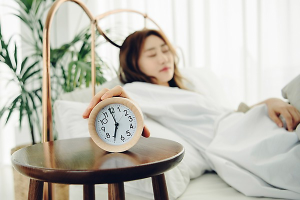 포토 JPG 우먼라이프 여자 베개 탁자 아침 휴식 실내 한명 사람 상반신 20대 성인 옆모습 공휴일 눕기 눈감음 이불 한국인 침대 싱글 탁상시계 게으름 안식처 싱글라이프 성인여자한명만 소확행 국내포토 주간 1 라이프스타일 기념일 뷰포인트 시계 가구 컨셉 침구 모션 동양인 청년 내부 신조어 여자한명만 성인여자만 파일형식