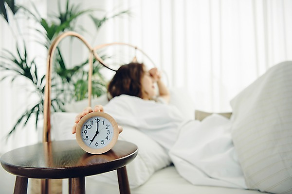 포토 JPG 우먼라이프 여자 베개 탁자 아침 휴식 실내 한명 사람 상반신 20대 성인 옆모습 공휴일 눕기 이불 한국인 침대 잡기 싱글 탁상시계 게으름 안식처 싱글라이프 성인여자한명만 소확행 국내포토 주간 1 라이프스타일 기념일 뷰포인트 시계 가구 컨셉 침구 모션 동양인 청년 내부 신조어 여자한명만 성인여자만 파일형식