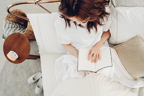 포토 JPG 우먼라이프 여자 쿠션 베개 탁자 아침 휴식 실내 한명 사람 상반신 20대 성인 책 공휴일 하이앵글 독서 이불 한국인 침대 싱글 안식처 싱글라이프 성인여자한명만 소확행 국내포토 주간 1 라이프스타일 기념일 뷰포인트 가구 컨셉 침구 동양인 청년 내부 신조어 여자한명만 성인여자만 파일형식