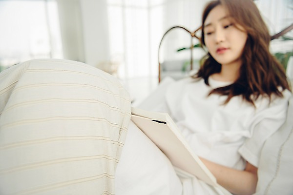포토 JPG 우먼라이프 응시 여자 아침 휴식 실내 한명 사람 앉기 상반신 20대 성인 옆모습 책 공휴일 독서 기댐 이불 한국인 침대 싱글 안식처 싱글라이프 성인여자한명만 소확행 국내포토 주간 1 라이프스타일 시선 기념일 뷰포인트 가구 컨셉 침구 모션 동양인 청년 내부 신조어 여자한명만 성인여자만 파일형식