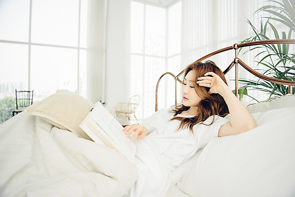포토 JPG 우먼라이프 응시 여자 쿠션 베개 아침 휴식 실내 한명 사람 앉기 손짓 상반신 20대 성인 옆모습 책 공휴일 독서 기댐 이불 한국인 침대 싱글 안식처 싱글라이프 성인여자한명만 소확행 국내포토 주간 1 라이프스타일 시선 기념일 뷰포인트 가구 컨셉 침구 모션 동양인 청년 내부 신조어 여자한명만 성인여자만 파일형식