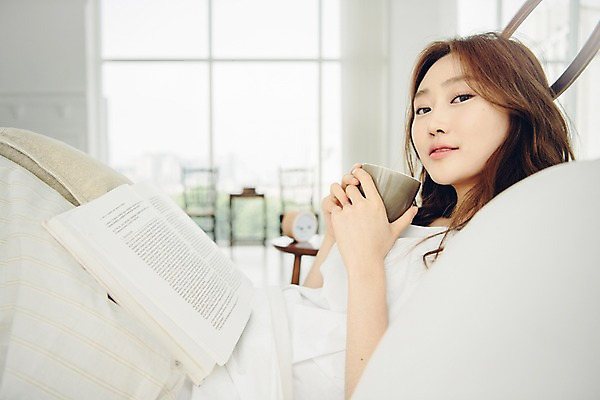 포토 JPG 우먼라이프 응시 여자 베개 아침 휴식 실내 한명 미소 들기 사람 앉기 상반신 20대 성인 옆모습 책 공휴일 독서 기댐 이불 한국인 머그컵 마시기 침대 싱글 안식처 싱글라이프 성인여자한명만 소확행 국내포토 주간 1 라이프스타일 시선 기념일 뷰포인트 가구 컨셉 침구 모션 표정 동양인 청년 내부 컵 신조어 여자한명만 성인여자만 파일형식