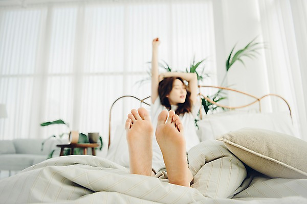 포토 JPG 전신 우먼라이프 여자 아침 휴식 실내 한명 사람 앉기 20대 성인 앞모습 공휴일 손들기 이불 한국인 침대 싱글 기지개 발바닥 안식처 싱글라이프 성인여자한명만 소확행 국내포토 주간 1 라이프스타일 기념일 뷰포인트 가구 컨셉 침구 모션 발 동양인 청년 내부 신조어 여자한명만 성인여자만 파일형식