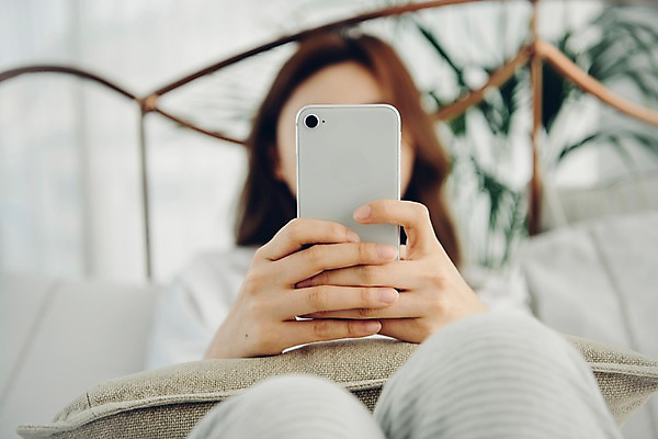 포토 JPG 우먼라이프 응시 여자 쿠션 아침 휴식 실내 한명 들기 사람 근접촬영 상반신 20대 성인 앞모습 스마트폰 공휴일 한국인 양손 잡기 싱글 안식처 싱글라이프 성인여자한명만 소확행 국내포토 주간 1 라이프스타일 손 시선 기념일 뷰포인트 컨셉 모션 동양인 청년 내부 핸드폰 스마트기기 신조어 여자한명만 성인여자만 파일형식