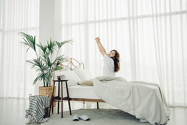 포토 JPG 우먼라이프 여자 화분 베개 탁자 아침 휴식 실내 실내화 한명 사람 앉기 상반신 20대 성인 옆모습 공휴일 카펫 이불 한국인 침대 커튼 뒤돌아보기 싱글 기지개 빨래바구니 안식처 싱글라이프 성인여자한명만 소확행 국내포토 주간 1 라이프스타일 기념일 뷰포인트 가구 신발 컨셉 침구 모션 동양인 청년 내부 바구니 빨래 신조어 여자한명만 성인여자만 파일형식