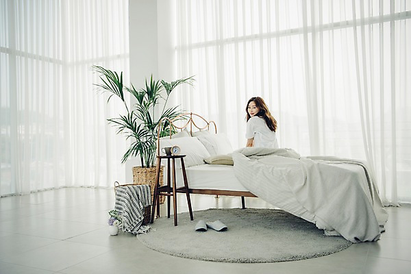 포토 JPG 전신 우먼라이프 응시 여자 화분 베개 탁자 아침 휴식 실내 실내화 한명 미소 사람 앉기 20대 성인 옆모습 공휴일 카펫 이불 한국인 침대 커튼 뒤돌아보기 싱글 빨래바구니 안식처 싱글라이프 성인여자한명만 소확행 국내포토 주간 1 라이프스타일 시선 기념일 뷰포인트 가구 신발 컨셉 침구 모션 표정 동양인 청년 내부 바구니 빨래 신조어 여자한명만 성인여자만 파일형식