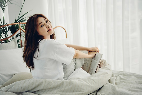 포토 JPG 전신 우먼라이프 응시 여자 베개 아침 휴식 실내 한명 미소 사람 앉기 20대 성인 옆모습 책 공휴일 독서 이불 한국인 침대 잡기 뒤돌아보기 싱글 안식처 싱글라이프 성인여자한명만 소확행 국내포토 주간 1 라이프스타일 시선 기념일 뷰포인트 가구 컨셉 침구 모션 표정 동양인 청년 내부 신조어 여자한명만 성인여자만 파일형식 자연요소 생활용품 인종 이벤트 생활 여자만 성인만 유행어 유행 오브젝트