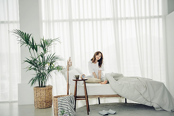 포토 JPG 전신 우먼라이프 응시 여자 화분 베개 탁자 아침 휴식 실내 실내화 한명 미소 사람 앉기 20대 성인 앞모습 공휴일 카펫 이불 한국인 침대 커튼 싱글 빨래바구니 안식처 싱글라이프 성인여자한명만 소확행 국내포토 주간 1 라이프스타일 시선 기념일 뷰포인트 가구 신발 컨셉 침구 모션 표정 동양인 청년 내부 바구니 빨래 신조어 여자한명만 성인여자만 파일형식