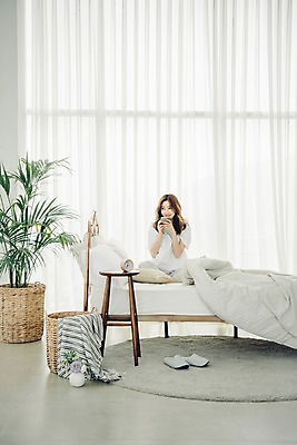 포토 JPG 전신 우먼라이프 응시 여자 화분 커피 베개 탁자 아침 휴식 실내 실내화 한명 미소 사람 앉기 20대 성인 앞모습 공휴일 카펫 이불 한국인 머그컵 마시기 침대 커튼 싱글 빨래바구니 안식처 싱글라이프 성인여자한명만 소확행 국내포토 주간 1 라이프스타일 시선 기념일 음료 뷰포인트 가구 신발 컨셉 침구 모션 표정 동양인 청년 내부 컵 바구니 빨래 신조어 여자한명만 성인여자만 파일형식