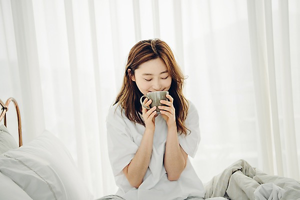 포토 JPG 우먼라이프 응시 여자 커피 베개 아침 휴식 실내 한명 미소 들기 사람 앉기 상반신 20대 성인 앞모습 공휴일 눈감음 한국인 머그컵 마시기 침대 커튼 싱글 안식처 싱글라이프 성인여자한명만 소확행 국내포토 주간 1 라이프스타일 시선 기념일 음료 뷰포인트 가구 컨셉 침구 모션 표정 동양인 청년 내부 컵 신조어 여자한명만 성인여자만 파일형식