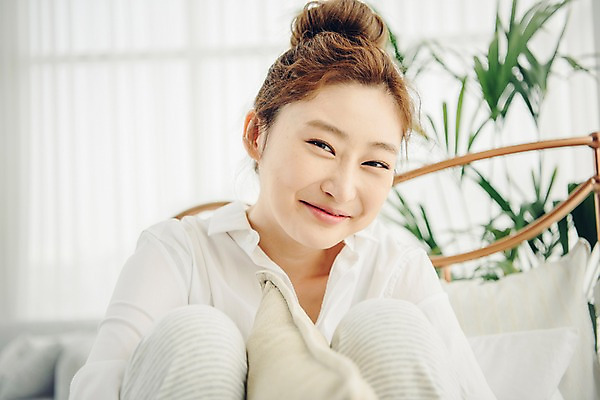 포토 JPG 우먼라이프 응시 여자 아침 휴식 실내 한명 미소 사람 앉기 근접촬영 상반신 20대 성인 앞모습 공휴일 한국인 싱글 안식처 싱글라이프 성인여자한명만 소확행 국내포토 주간 1 라이프스타일 시선 기념일 뷰포인트 컨셉 모션 표정 동양인 청년 내부 신조어 여자한명만 성인여자만 파일형식