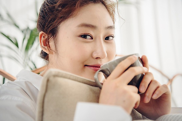 포토 JPG 우먼라이프 응시 여자 커피 휴식 실내 한명 미소 들기 사람 근접촬영 상반신 20대 성인 옆모습 한국인 머그컵 마시기 싱글 안식처 싱글라이프 성인여자한명만 소확행 국내포토 1 라이프스타일 시선 음료 뷰포인트 컨셉 모션 표정 동양인 청년 내부 컵 신조어 여자한명만 성인여자만 파일형식