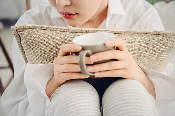 포토 JPG 우먼라이프 응시 여자 쿠션 아침 휴식 실내 한명 들기 사람 앉기 상반신 20대 성인 앞모습 공휴일 한국인 머그컵 양손 잡기 싱글 안식처 싱글라이프 성인여자한명만 소확행 국내포토 주간 1 라이프스타일 손 시선 기념일 뷰포인트 컨셉 모션 동양인 청년 내부 컵 신조어 여자한명만 성인여자만 파일형식