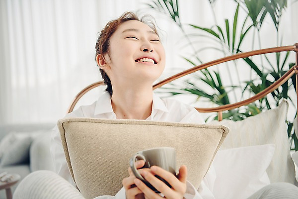 포토 JPG 우먼라이프 여자 쿠션 아침 휴식 실내 한명 미소 웃음 들기 사람 앉기 상반신 20대 성인 앞모습 공휴일 눈감음 한국인 머그컵 싱글 안식처 싱글라이프 성인여자한명만 소확행 국내포토 주간 1 라이프스타일 기념일 뷰포인트 컨셉 모션 표정 동양인 청년 내부 컵 신조어 여자한명만 성인여자만 파일형식