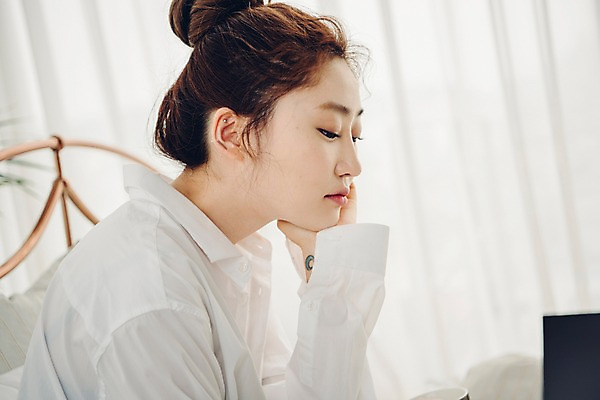 포토 JPG 우먼라이프 응시 여자 아침 휴식 실내 한명 사람 근접촬영 상반신 20대 성인 옆모습 공휴일 턱괴기 한국인 커튼 싱글 안식처 싱글라이프 성인여자한명만 소확행 국내포토 주간 1 라이프스타일 시선 기념일 뷰포인트 컨셉 모션 동양인 청년 내부 신조어 여자한명만 성인여자만 파일형식