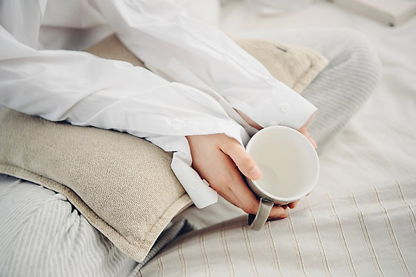 포토 JPG 우먼라이프 여자 베개 아침 휴식 실내 한명 들기 사람 앉기 20대 성인 신체부위 공휴일 한국인 머그컵 양손 잡기 싱글 안식처 싱글라이프 성인여자한명만 소확행 국내포토 주간 1 라이프스타일 손 기념일 컨셉 침구 모션 동양인 청년 내부 컵 신조어 여자한명만 성인여자만 파일형식