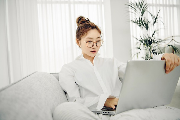포토 JPG 우먼라이프 응시 여자 거실 아침 휴식 실내 한명 사람 앉기 상반신 20대 성인 앞모습 노트북 공휴일 소파 한국인 웹서핑 잡기 싱글 안식처 싱글라이프 성인여자한명만 안경낌 소확행 국내포토 주간 1 라이프스타일 시선 기념일 안경 뷰포인트 컨셉 의자 모션 동양인 청년 내부 전자제품 신조어 여자한명만 성인여자만 파일형식