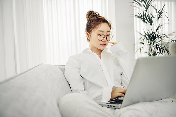 포토 JPG 우먼라이프 응시 여자 아침 휴식 실내 한명 사람 앉기 상반신 20대 성인 앞모습 노트북 공휴일 소파 한국인 웹서핑 싱글 안식처 싱글라이프 성인여자한명만 안경낌 소확행 국내포토 주간 1 라이프스타일 시선 기념일 안경 뷰포인트 컨셉 의자 모션 동양인 청년 내부 전자제품 신조어 여자한명만 성인여자만 파일형식 자연요소 잡화 가구 인종 이벤트 생활 여자만 성인만 유행어 생활용품 유행 오브젝트