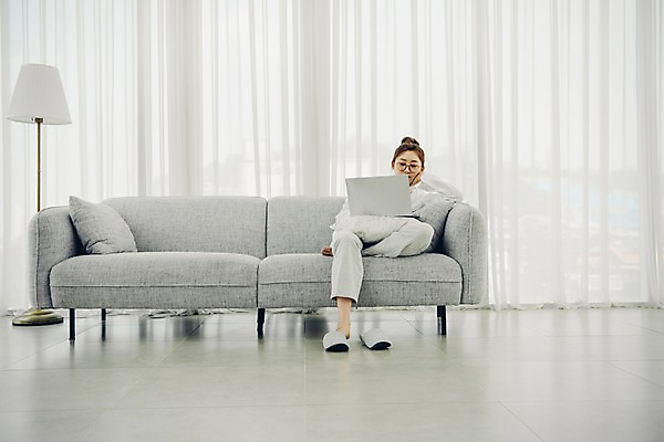 포토 JPG 전신 우먼라이프 응시 여자 쿠션 거실 아침 휴식 전등 실내 실내화 한명 사람 앉기 20대 성인 앞모습 노트북 공휴일 소파 턱괴기 한국인 웹서핑 커튼 싱글 안식처 싱글라이프 성인여자한명만 안경낌 소확행 국내포토 주간 1 라이프스타일 시선 기념일 안경 뷰포인트 신발 컨셉 의자 모션 조명 동양인 청년 내부 전자제품 신조어 여자한명만 성인여자만 파일형식